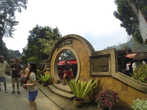 Grand mandarin betong hotel has a restaurant, outdoor swimming pool, a shared lounge and garden in betong. Eat N Travel: Jalan-jalan di Betong