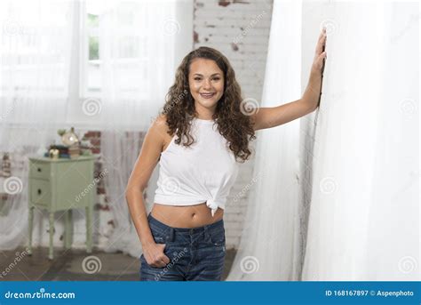 Sexy Jonge Brunette Vrouw Stelt Zich Bloot Aan Wit Shirt En Blauwe