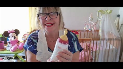 ABDL Adult Baby bekommt ein Milchfläschchen von Windelmami Tina