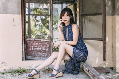 Ru Lin mujer asiática morena pelo largo pelo lacio maquillaje