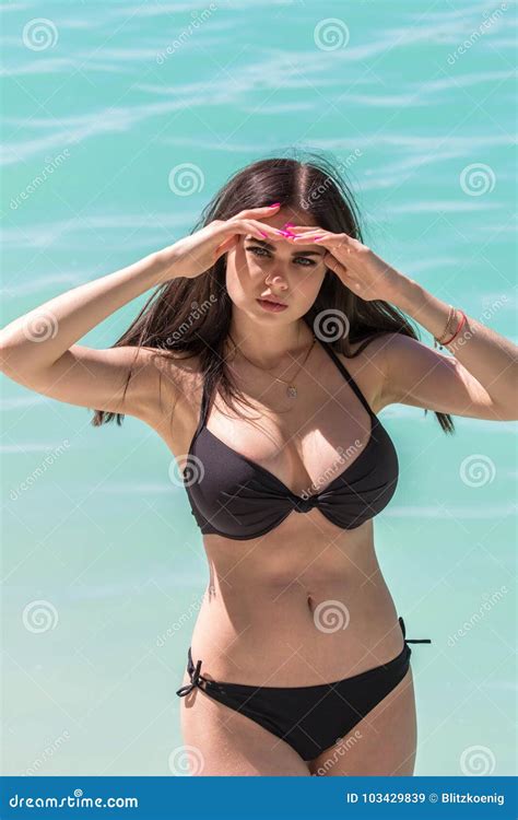 Sexy Frau Im Bikini Auf Seehintergrund Stockbild Bild Von Karosserie