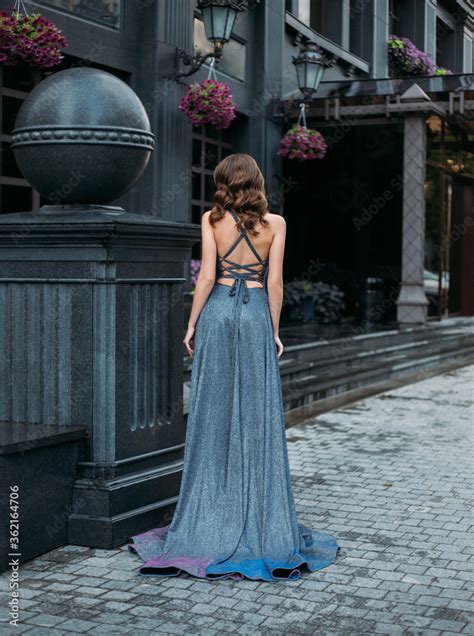 Fototapeta Sylwetka elegancka młoda kobieta modelka Seksowne nagie