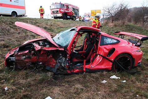 Autofahrerin 19 Kracht Bei Unfall Mit Porsche Zusammen Drei