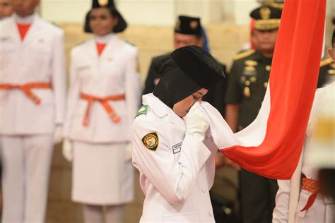 pengibar bendera merah putih pertama kali - Paul Taylor