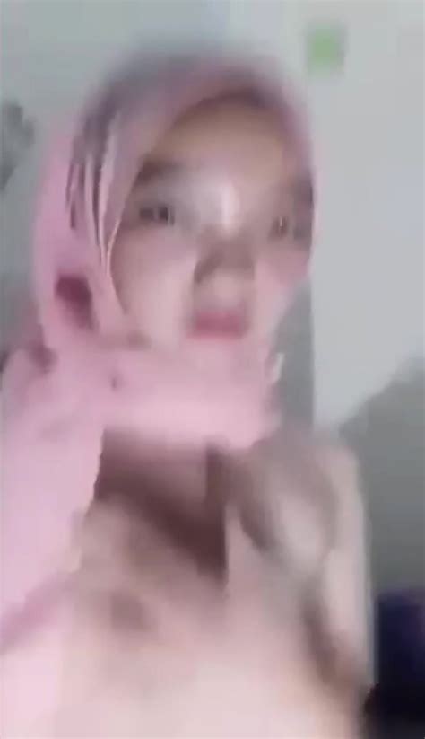 Neng Izza Jilbab Pink Pose Yoga Ngangkang