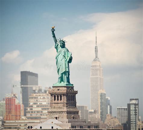 De Stad Van New York De Horizonpanorama Van De Vs Met Standbeeld Van