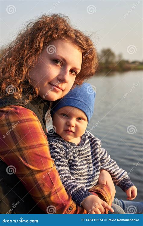La Maman Treint Son Fils Sur Le Pilier Sur La Rivi Re Photo Stock Image Du Bonheur Capuchon