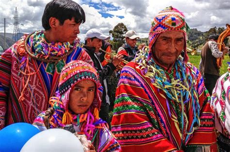 Uomini Indigeni Quechua Dal Perù In Costumi Tradizionali Fotografia