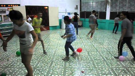 Un balón y 4 conos. Juegos para niños y jovenes - reventando globos - YouTube