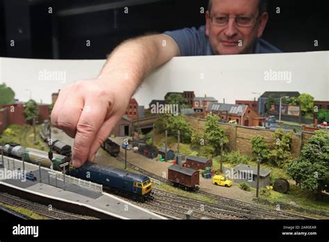 Stephen Farmer Con Su Modelo De Representación De Un Ferrocarril De