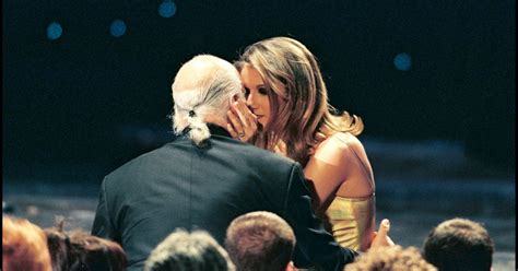 Céline dion performed this song as a tribute to ennio morricone at the 2007 oscars. Céline Dion et René Angelil aux World Music Awards 1997 ...