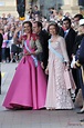 La Infanta Elena, y doña Sofía, camino de la boda de Victoria de Suecia
