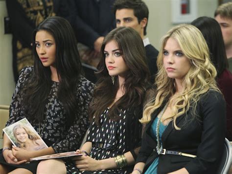 The 15 Best Aria Montgomery Outfits From Pretty Little Liars Season 1