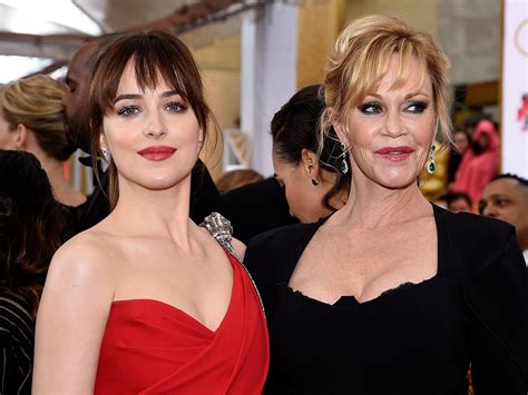 dakota johnson and mother melanie griffith s excruciating fifty shades of grey oscars interview