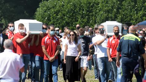 La presenza a siniscola di vasco rossi era stata a lungo considerata una leggenda metropolitana. Gemelli uccisi, al funerale la lettera della madre e 'Un ...