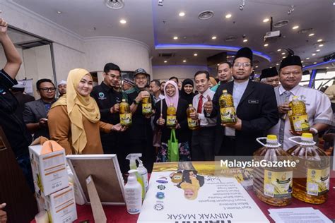Masyarakat islam di negara ini juga dikejutkan dengan isu penggunaan logo halal palsu dalam makanan, kesihatan dan jualan makanan di restoran sehingga boleh meragukan pengguna. Blog Rasmi PPIM: 4870) KEMPEN BELI PRODUK MUSLIM ...