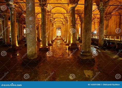 Cisterna Basílica Subterránea Yerebatan Sarnici En Turquía De Estambul Cisterna En El Subsuelo
