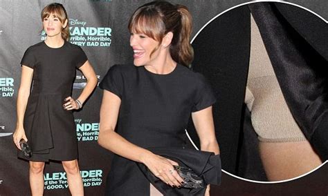 Jennifer Garner Accidentally Flashes Her Spanx At Movie Premiere Daily Mail Online