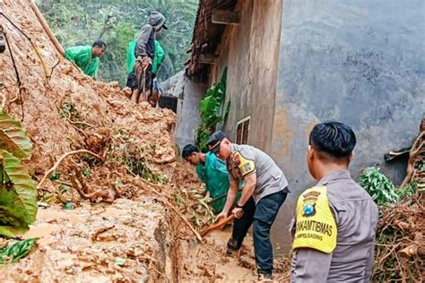 Banjir Dan Longsor Di Tirtoyudo Aparat Polres Malang Gerak Cepat Bantu