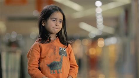 6歳の女の子が一人でいたらどうしますか？公平を訴えるunicefが映像に収めた悲しい真実 Sheddy シェディー 世界の感動する話