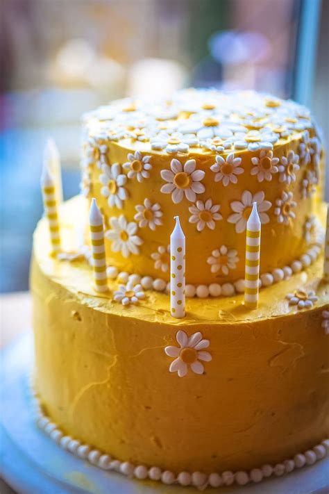 Round Yellow And White Icing Covered Cake Daisy Cake Yellow Cake