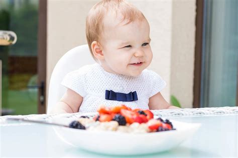 Die zähne deines babys werden vervollständigt, wenn du mit dem stillen aufhörst und es zu fester nahrung wechselt (etwa im alter von 2 bis 3 jahren). Ab wann dürfen Babys Haferflocken essen? | Babyled Weaning