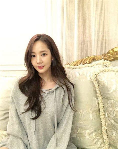 Park Min Young Captures Netizen Attention With Her Long Locks And