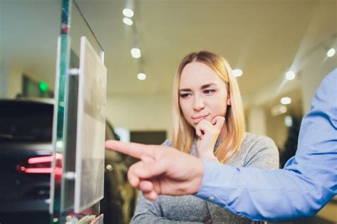 El Vendedor De Autos Ayuda A La Clienta A Elegir Un Auto Nuevo En El Concesionario Foto Premium