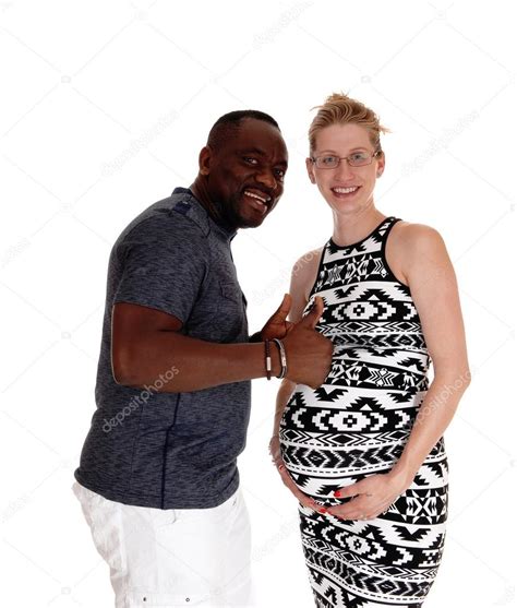 Glückliche weiße Frau schwanger schwarzer Mann Stockfoto sucher