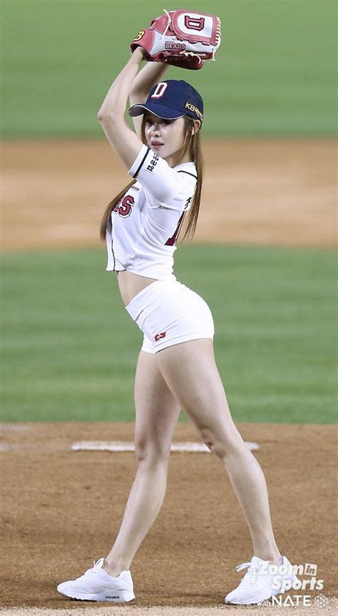 This Beautiful Korean Girl Is Going Viral After Her Sexy Baseball Pitch Koreaboo