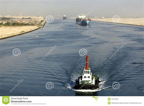 A large container ship container ship registered in panama ran aground in the suez canal on 23 march, blocking passage of other ships and causing a traffic jam for cargo vessels. Schip Dat Door Het Kanaal Van Suez Overgaat Stock Afbeelding - Afbeelding bestaande uit schip ...