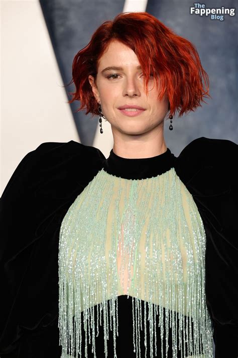Jessie Buckley Flaunts Her Nude Tits At The Vanity Fair Oscar Party Photos Onlyfans