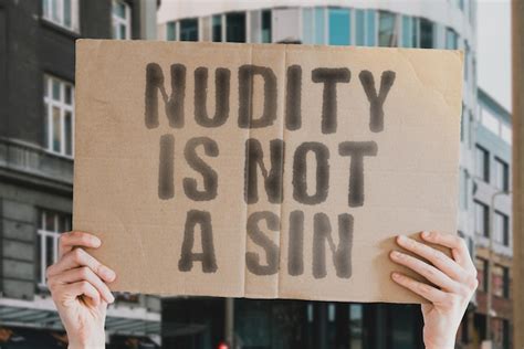 La Frase La Desnudez No Es Un Pecado Est En Una Pancarta En Las Manos