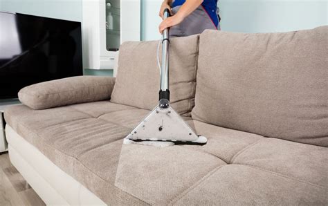 Comment nettoyer un canapé en tissu avec un nettoyeur vapeur