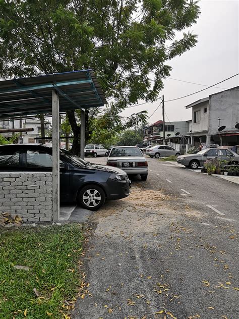 Garaj yang cukup besar untuk dua buah kereta mempunyai pintu separuh kabur yang membolehkan penapis cahaya melalui itu menjadikan jumlahnya kelihatan terbuka dan lapang. .: Garaj Kereta