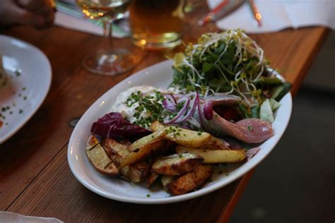 Seit 60 jahren schon gibt es den schleusenkrug an der tiergartenschleuse. Schleusenkrug | Nightlife | Berlin