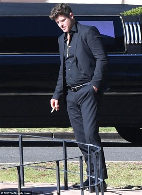 Robin Thicke Overcome With Emotion At His Father Alan Thicke S Funeral Lipstick Alley