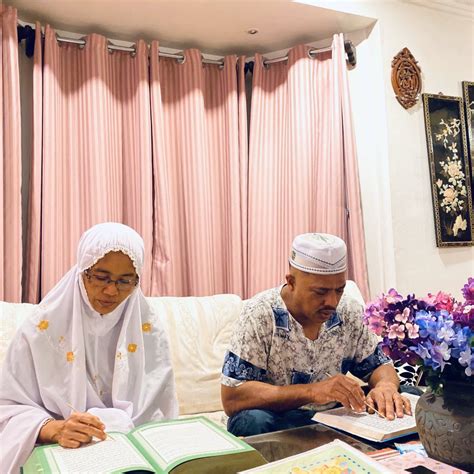 Ibu Guide Ayah Baca Quran Suami Tak Fasih Mengaji Isteri ‘guide