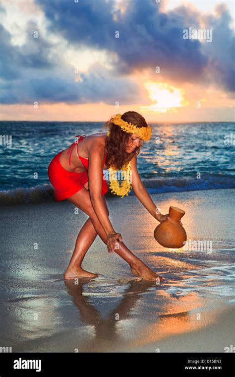 Hawaii Oahu Lanikai Beautiful Hawaiian Woman Dancing Hula On Ocean Shoreline Stock Photo Alamy
