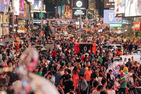 Times Square At Its Overcrowded Dizzying Worst Is Exactly What Nyc