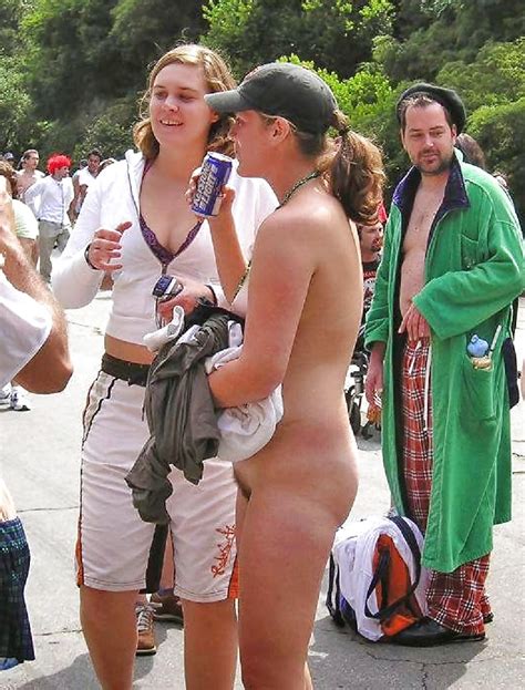 Nude Girl Drinks Beer In Public Event Immagini XHamster Com