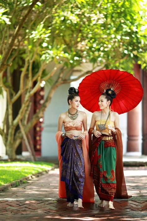 Women In Traditional Lao Silk Costume แฟชั่นไทย ชุดแฟชั่น แฟชั่นเอเชีย