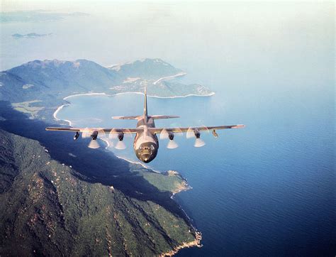 Vietnam War 1968 Airforce C 130 Hercules Flying 1968 Vi Flickr