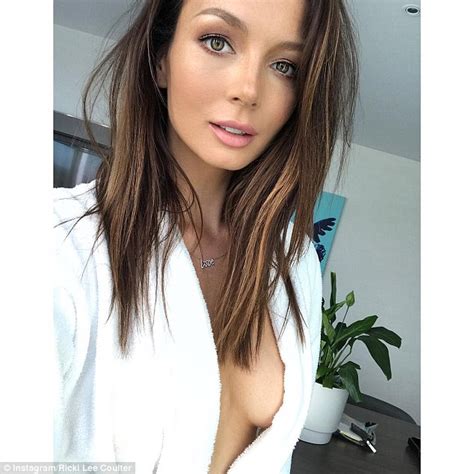 Peek A Boob Ricki Lee Coulter Offers An Eye Popping Visual Of Her Perky Assets Daily Mail Online