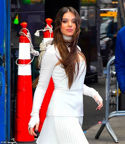 Hailee Steinfeld Cuts A Divine Figure In Head To Toe White Daily Mail