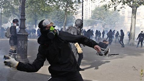 Gallen in der schweiz haben jugendliche am freitagabend die polizei nach dem vergangenen wochenende waren fürs osterwochenende erneut krawalle in st.gallen. Schwere Krawalle in Paris - FM1Today