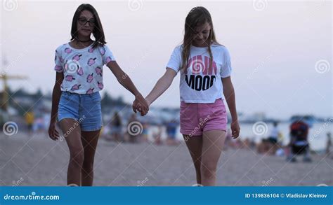 Jeunes Couples Femelles Tenant Des Mains Sur La Plage Le Soir Deux Filles Marchant Le Bord De