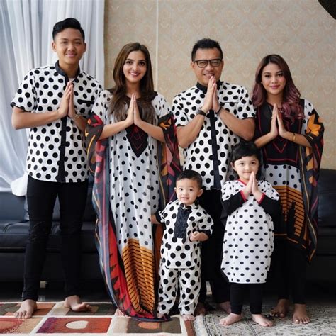 Pertama ada kekompakan keluarga komedian sule. 25+ Trend Terbaru Baju Couple Sekeluarga Buat Lebaran ...