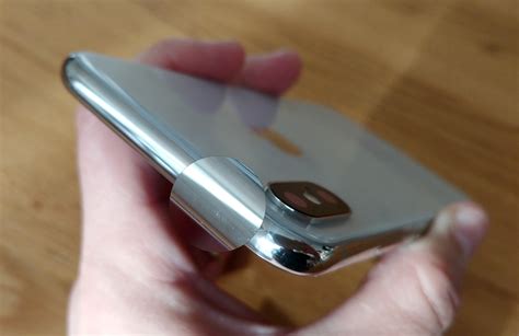 Comment effacer des rayures sur le tour chromé de l'iPhone X/XS argent