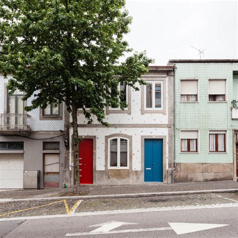 77 imóveis para vender em rua de faria guimarães a partir de 115 000 €. House in Rua Faria Guimarães in Porto, Portugal by falaatelier